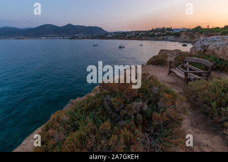 Panoramablick auf den Strand von Kreta am Abend. Lange Belichtung. Stockfoto