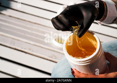 Natürlicher Honig Zuckerpaste shugaring closeup - weiße Tube Stockfoto