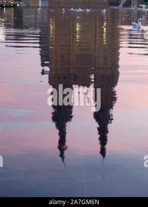 Reflexion von St Marys Cathedral in Sydney Stockfoto