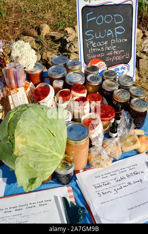 Verschiedene Arten von Essen, einschließlich Produkte, frei in der Gemeinschaft essen Swap im Hinterhof eines Teilnehmers Hause, Wisconsin, USA ausgetauscht Stockfoto