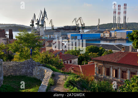 Blick über die Dächer von Pula, Kroatien am Hafen in der Ferne suchen Stockfoto