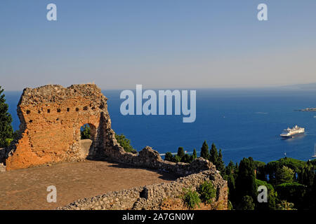 Das antike Theater von Taormina (Teatro Antico di Taormina" auf Italienisch) ist eine antike griechische Theater in Taormina, Sizilien, im 3.Jahrhundert v. Chr. erbaut. Stockfoto
