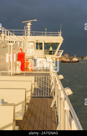 Offizier der Uhr auf er Brücke eines Wightlink Isle of Wight Fähre in Portsmouth Harbour, UK. Stockfoto