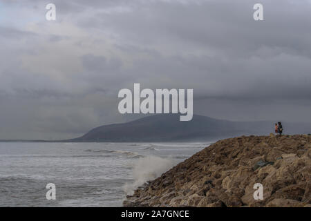 Walney Island, Cumbria, Großbritannien. 2. November 2019. UK Wetter. Einen grauen, regnerischen Nachmittag mit einer leichten Brise, von Walney Island an der Küste von Cumbria. Blick über die Irische See in Richtung des entfernten Schwarzen Combe. Credit: greenburn/Alamy Leben Nachrichten. Stockfoto