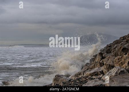 Walney Island, Cumbria, Großbritannien. 2. November 2019. UK Wetter. Einen grauen, regnerischen Nachmittag mit einer leichten Brise, von Walney Island an der Küste von Cumbria. Blick über die Irische See in Richtung des entfernten Schwarzen Combe. Credit: greenburn/Alamy Leben Nachrichten. Stockfoto