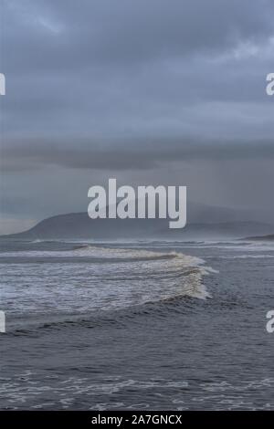 Walney Island, Cumbria, Großbritannien. 2. November 2019. UK Wetter. Einen grauen, regnerischen Nachmittag mit einer leichten Brise, von Walney Island an der Küste von Cumbria. Blick über die Irische See in Richtung des entfernten Schwarzen Combe. Credit: greenburn/Alamy Leben Nachrichten. Stockfoto