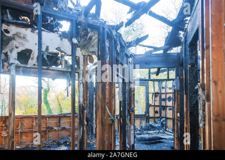 Hölzerne Wand nach Hause nach Feuer verbrannt und verbrannte alles, was in der Gegend. Stockfoto
