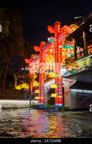 Beleuchtung in der Nacht vom Boot auf dem Fluss Qinhuai in Nanjing, Provinz Jiangsu, China gesehen Stockfoto