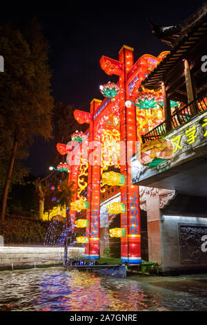 Beleuchtung in der Nacht vom Boot auf dem Fluss Qinhuai in Nanjing, Provinz Jiangsu, China gesehen Stockfoto