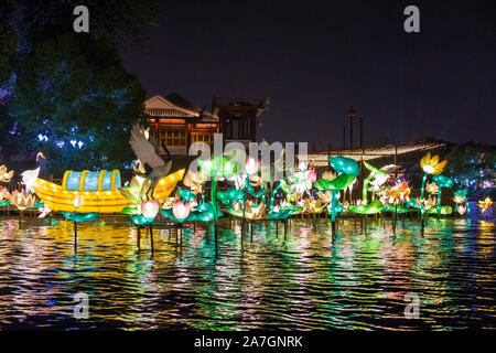 Beleuchtung in der Nacht vom Boot auf dem Fluss Qinhuai in Nanjing, Provinz Jiangsu, China gesehen Stockfoto