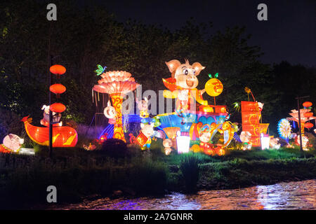 Beleuchtung in der Nacht vom Boot auf dem Fluss Qinhuai in Nanjing, Provinz Jiangsu, China gesehen Stockfoto