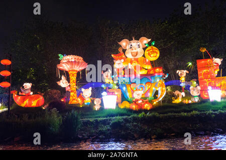 Beleuchtung in der Nacht vom Boot auf dem Fluss Qinhuai in Nanjing, Provinz Jiangsu, China gesehen Stockfoto