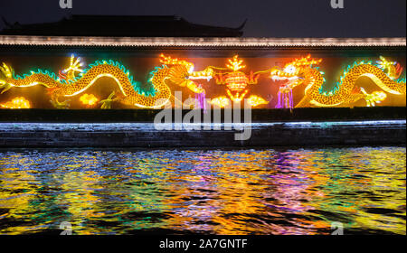 Beleuchtung in der Nacht vom Boot auf dem Fluss Qinhuai in Nanjing, Provinz Jiangsu, China gesehen Stockfoto