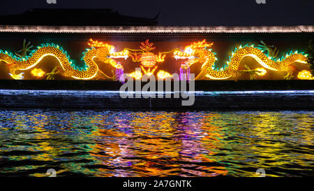 Beleuchtung in der Nacht vom Boot auf dem Fluss Qinhuai in Nanjing, Provinz Jiangsu, China gesehen Stockfoto