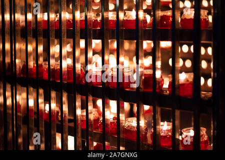 Große Anzahl von Kerzen beleuchtet in einem Tempel Stockfoto