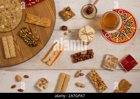 Halawet Al Mawlid al Nabawi - Sammlung von traditionellen Bonbons und Süßigkeiten - Ägyptische Kultur Dessert gegessen in der Regel während der Prophet Muhammed Stockfoto