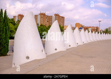 Kegel Strukturen auf Gehweg von El Palau de les Arts Reina Sofia, der von dem Architekten Santiago Calatrava, der Stadt der Künste und Wissenschaften in Valencia, Spanien (Fisch Stockfoto