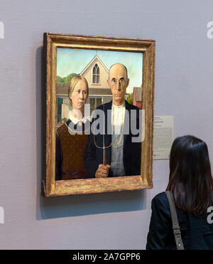 Besucher Betrachten des Gemäldes American Gothic von Grant Wood (1891-1942), Öl auf beaverboard, 1930. Kunst Institut von Chicago, Chicago, Illinois, USA Stockfoto