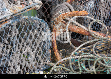 Maritime und nautische Ausrüstung Seile Anker für Fischerklappen auf der Quayside. Stockfoto