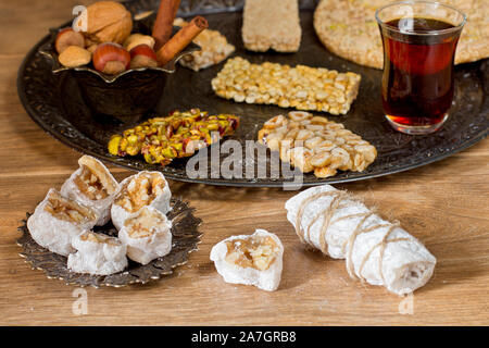 Halawet Al Mawlid al Nabawi - Sammlung von traditionellen Bonbons und Süßigkeiten - Ägyptische Kultur Dessert gegessen in der Regel während der Prophet Muhammed Stockfoto