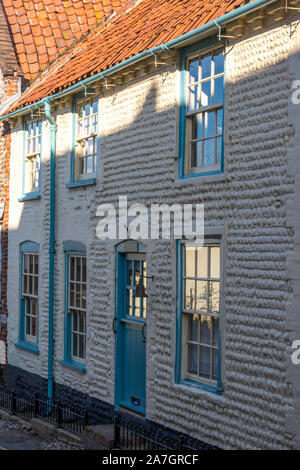 Eine Terrasse von Schiff runde Holz- traditionelle Häuser mit roten Ziegeldächern in Aylsham, North Norfolk. Stockfoto