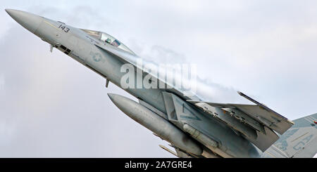 US Navy Super Hornet F/A-18E) Jet fighter während eines Fluges Demonstration bei Airshow London, in London, Ontario, Kanada. Stockfoto