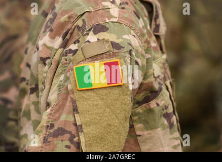 Flagge von Mali auf der Uniform. Armee, Soldaten, Soldaten. Collage. Stockfoto