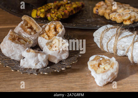 Halawet Al Mawlid al Nabawi - Sammlung von traditionellen Bonbons und Süßigkeiten - Ägyptische Kultur Dessert gegessen in der Regel während der Prophet Muhammed Stockfoto