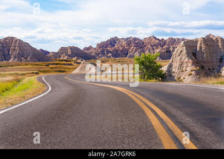 Kurvenreiche Straße durch die Badlands National Park in South Dakota Stockfoto