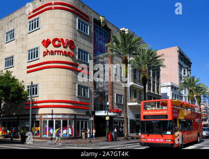 New Orleans, LA, USA - 26. September 2019: Die Ecke von der Bourbon Street und Canal mit einem CVS Apotheke und ein Double Decker Hop on-Hop off Sightseeing Bus. Stockfoto