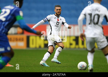 Wigan, Großbritannien. 02 Nov, 2019. Matt Grimes von Swansea City in Aktion. EFL Skybet championship Match, Wigan Athletic v Swansea City bei der DW Stadion in Wigan, Lancashire am Samstag, den 2. November 2019. Dieses Bild dürfen nur für redaktionelle Zwecke verwendet werden. Nur die redaktionelle Nutzung, eine Lizenz für die gewerbliche Nutzung erforderlich. Keine Verwendung in Wetten, Spiele oder einer einzelnen Verein/Liga/player Publikationen. pic von Chris Stading/Andrew Orchard sport Fotografie/Alamy Live news Credit: Andrew Orchard sport Fotografie/Alamy leben Nachrichten Stockfoto