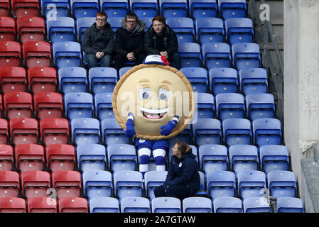 Wigan, Großbritannien. 02 Nov, 2019. Wigan Maskottchen Crusty sitzt in den Ständen. EFL Skybet championship Match, Wigan Athletic v Swansea City bei der DW Stadion in Wigan, Lancashire am Samstag, den 2. November 2019. Dieses Bild dürfen nur für redaktionelle Zwecke verwendet werden. Nur die redaktionelle Nutzung, eine Lizenz für die gewerbliche Nutzung erforderlich. Keine Verwendung in Wetten, Spiele oder einer einzelnen Verein/Liga/player Publikationen. pic von Chris Stading/Andrew Orchard sport Fotografie/Alamy Live news Credit: Andrew Orchard sport Fotografie/Alamy leben Nachrichten Stockfoto