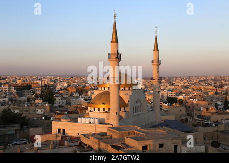 König Hussein Moschee in der Abenddämmerung von der Dachterrasse, St. John Hotel, König Talal Straße, Madaba, Madaba Governorate, Jordanien, Naher Osten Stockfoto