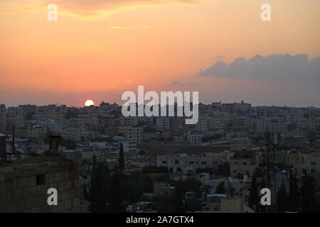 Sonnenuntergang über Madaba von Dachterrasse, St. John Hotel, König Talal Straße, Madaba, Madaba Governorate, Jordanien, Naher Osten Stockfoto