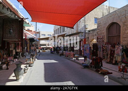 Souvenirläden und verbrannten Palast, Al Hussein Bin Ali Street, Madaba, Madaba Governorate, Jordanien, Naher Osten Stockfoto