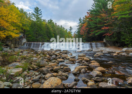 Parker Damm entlang der Pemigewasset River in North Woodstock, New Hampshire an einem bewölkten Herbst Tag. Dies ist der Standort einer alten Mühle zurück. Stockfoto