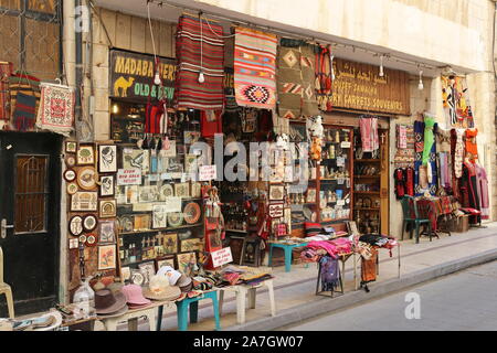 Erbe Galerien und Yousef Sawalha Geschenkeladen, Al Hussein Bin Ali Street, Madaba, Madaba Governorate, Jordanien, Naher Osten Stockfoto