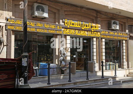 Scheich Al Jabal Lileataea Süßigkeiten und Kräuter shop, Al Hussein Bin Ali Street, Madaba, Madaba Governorate, Jordanien, Naher Osten Stockfoto