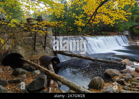 Parker Damm entlang der Pemigewasset River in North Woodstock, New Hampshire während der Herbstmonate. Dies ist der Standort einer alten Mühle, die bis t Stockfoto