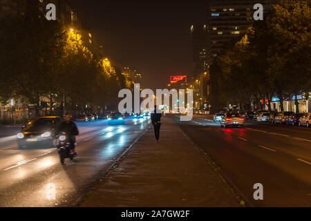 Eine einzelne Person in der Nacht in Berlin in der Mitte einer Straße Stockfoto