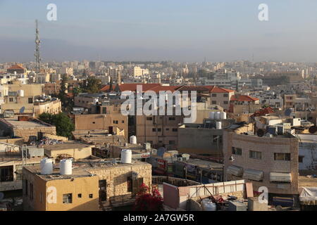 Blick von der Dachterrasse nach Norden, St John Hotel, King Talal Street, Madaba, Madaba Governorate, Jordanien, Naher Osten Stockfoto