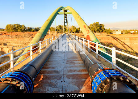 Fußgänger-Bogenbrücke über die Meerenge Kanal von Korinth. Stockfoto