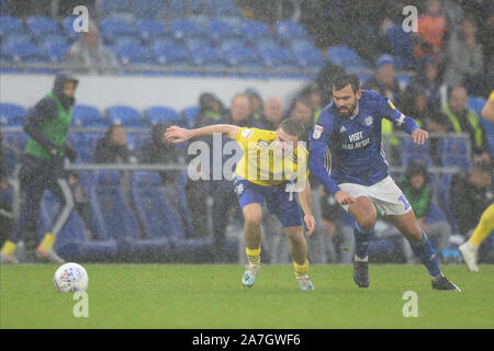 CARDIFF, WALES 2. NOVEMBER D Dan Crowley von Birmingham und Marlon Pack während der Sky Bet Championship Match zwischen Cardiff City und Birmingham City an der Cardiff City Stadium, Cardiff am Samstag, den 2. November 2019. (Credit: Jeff Thomas | MI Nachrichten) das Fotografieren dürfen nur für Zeitung und/oder Zeitschrift redaktionelle Zwecke verwendet werden, eine Lizenz für die gewerbliche Nutzung erforderlich Stockfoto