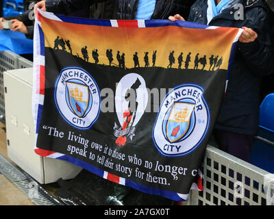 Etihad Stadium, Manchester, Lancashire, UK. 2 Nov, 2019. Die englische Premier League Fußball, Manchester City gegen Southampton; Manchester City Fans halten ein Banner als Teil der Erinnerung Tag der Gedenkfeiern - Streng redaktionelle Verwendung. Keine Verwendung mit nicht autorisierten Audio-, Video-, Daten-, Spielpläne, Verein/liga Logos oder "live" Dienstleistungen. On-line-in-Match mit 120 Bildern beschränkt, kein Video-Emulation. Keine Verwendung in Wetten, Spiele oder einzelne Verein/Liga/player Publikationen Quelle: Aktion plus Sport/Alamy leben Nachrichten Stockfoto