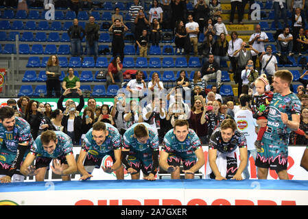 Civitanova Marche, Italien. 02 Nov, 2019. Feier der Spieler sir Sicherheit conad Perugia sul Podium während der Endrunden - Sir-Sicherheit Perugia vs Modena VOLLEYBALL Volleyball Italina Supercup Männer - Credit: LPS/Roberto Bartomeoli/Alamy leben Nachrichten Stockfoto