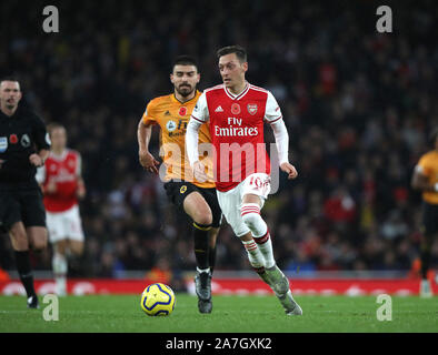 London, Großbritannien. 02 Nov, 2019. Mesut Ozil (A) im Arsenal v Wolverhampton Wanderers Premier League Spiel im Emirates Stadium, UK am 2. November 2019. ** Nur die redaktionelle Nutzung, eine Lizenz für die gewerbliche Nutzung erforderlich. Keine Verwendung in Wetten, Spiele oder einer einzelnen Verein/Liga/player Publikationen ** Quelle: Paul Marriott/Alamy leben Nachrichten Stockfoto
