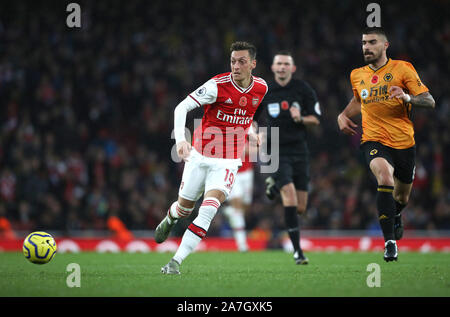 London, Großbritannien. 02 Nov, 2019. Mesut Ozil (A) Ruben Neves (WW) im Arsenal v Wolverhampton Wanderers Premier League Spiel im Emirates Stadium, UK am 2. November 2019. ** Nur die redaktionelle Nutzung, eine Lizenz für die gewerbliche Nutzung erforderlich. Keine Verwendung in Wetten, Spiele oder einer einzelnen Verein/Liga/player Publikationen ** Quelle: Paul Marriott/Alamy leben Nachrichten Stockfoto