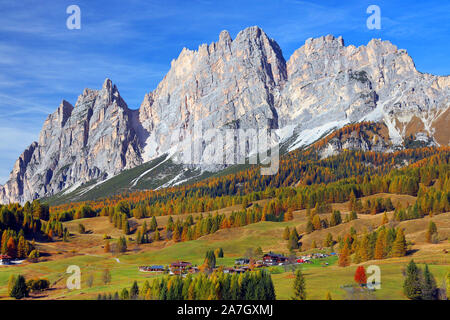 Alpine Landschaft von Cristallo Mountain, Dolomiten, Italien Stockfoto