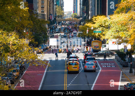 East 42. Straße geschossen von einer Überführung, Midtown Manhattan, NYC Stockfoto