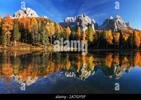 Sonnenuntergang alpine Landschaft über Antorno See in Cadini di Misurina, Dolomiten, Italien, Europa Stockfoto